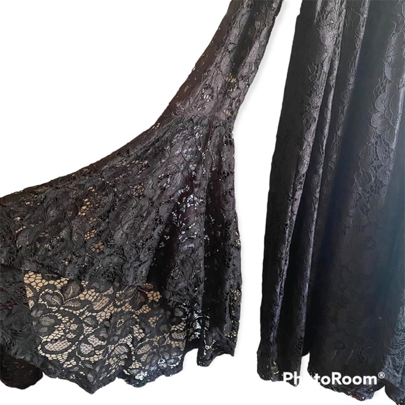 NWT Fashion Nova All You Need Is Me Dramatic Bell Sleeve Dress Size 3X - Picture 2 of 9